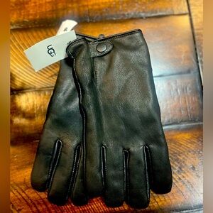 UGG
Leather & Faux Fur Tech Gloves